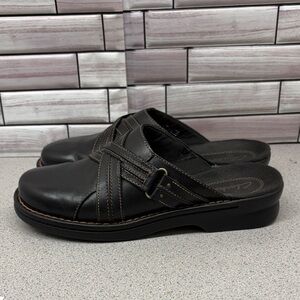 Clark’s Dark Brown Slip on Clogs Women’s size 8 med minimal use excellent condio